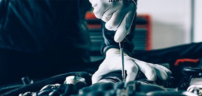 Arbeitskleidung Würth MODYF, Audi RS6, Kfz-Mechatroniker bei der Arbeit